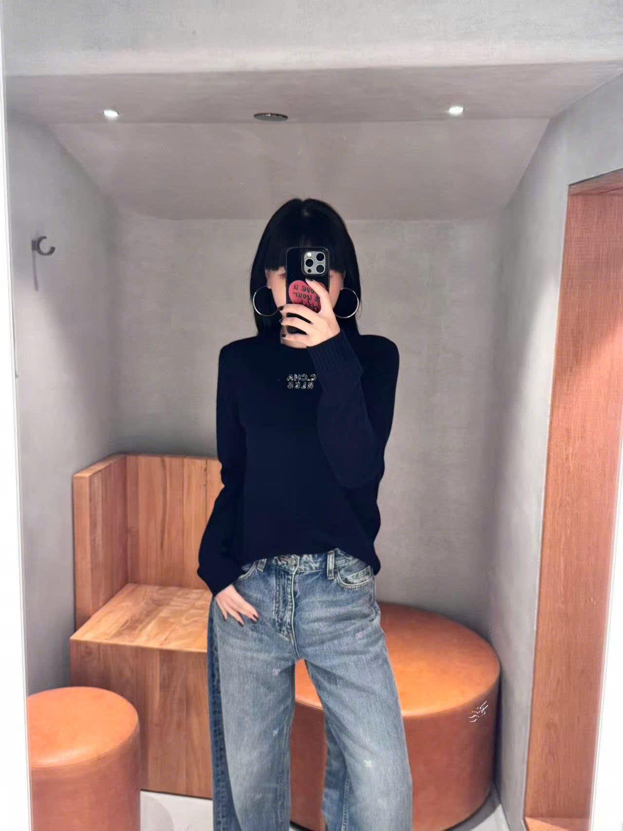  Áo len dài tay navy chữ CC ngực 