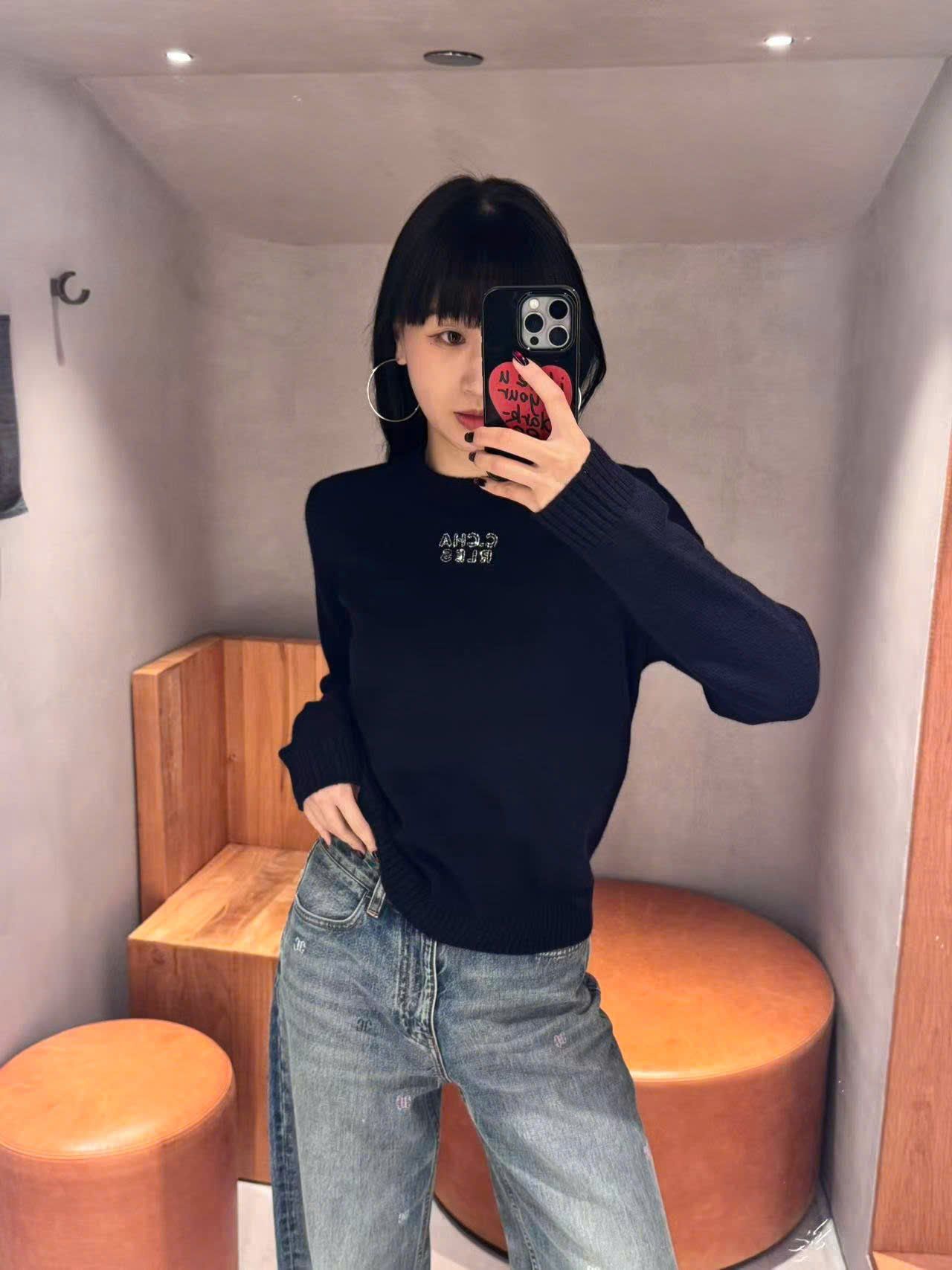  Áo len dài tay navy chữ CC ngực 