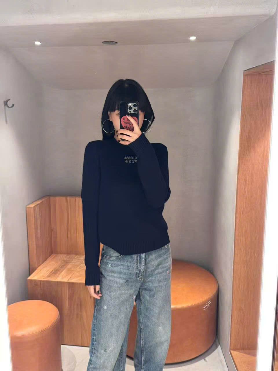  Áo len dài tay navy chữ CC ngực 