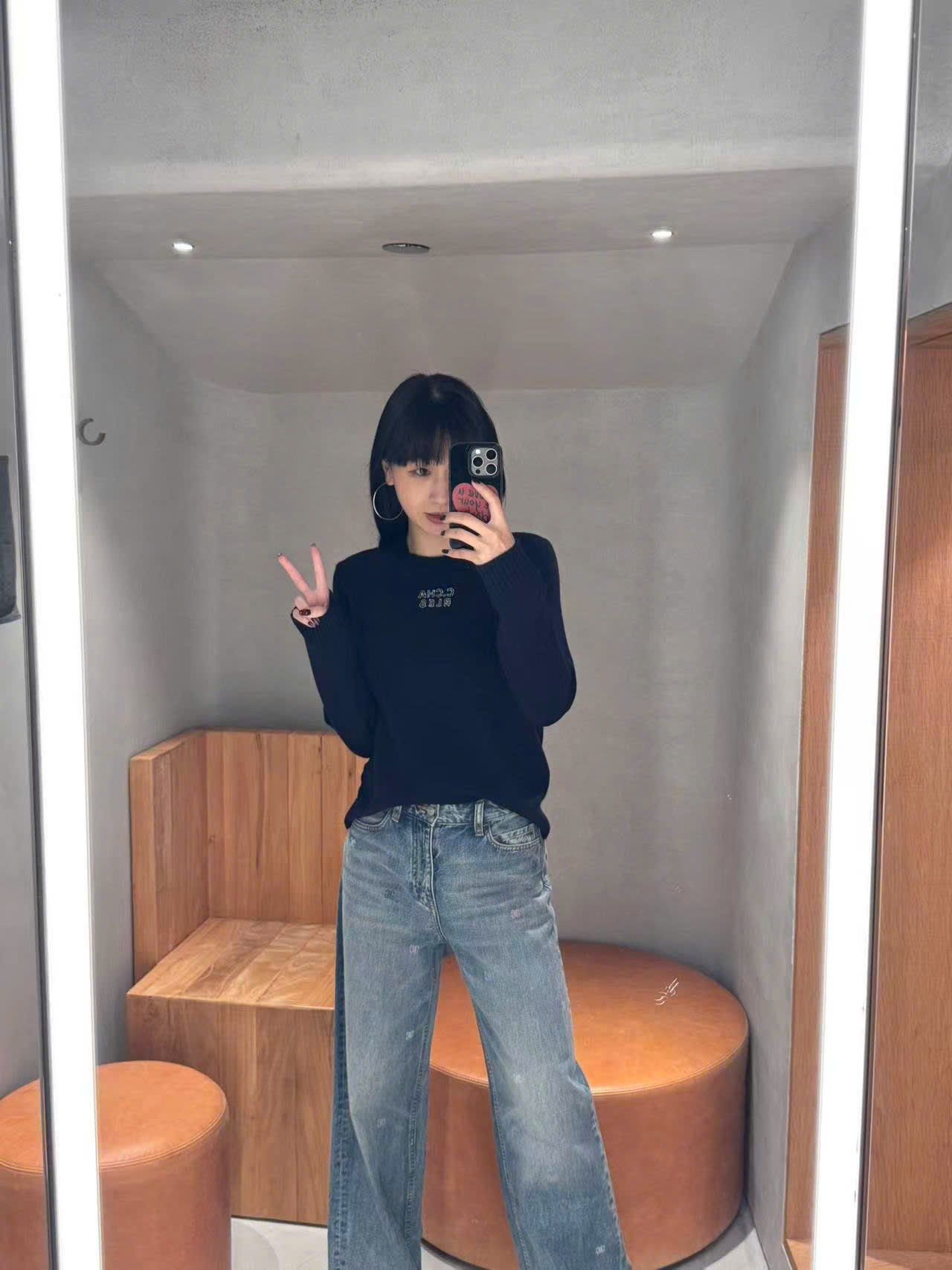  Áo len dài tay navy chữ CC ngực 