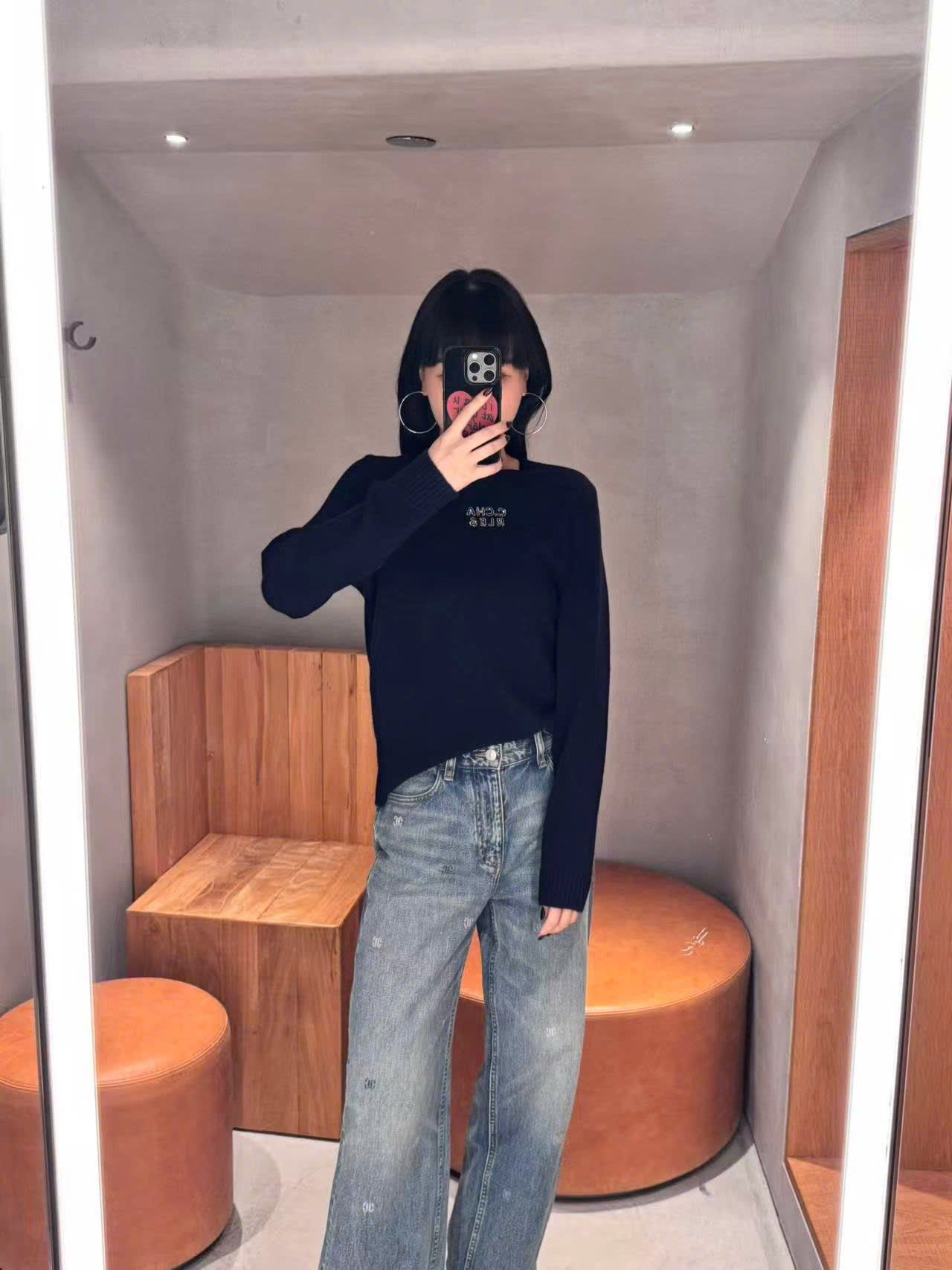  Áo len dài tay navy chữ CC ngực 