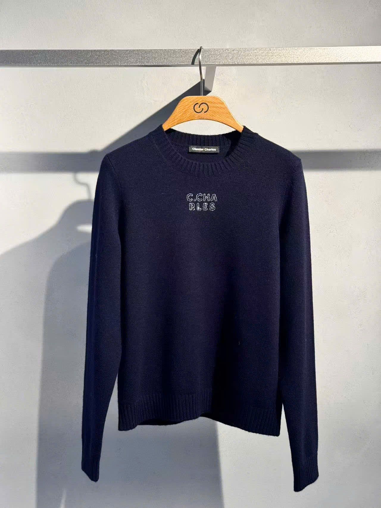  Áo len dài tay navy chữ CC ngực 