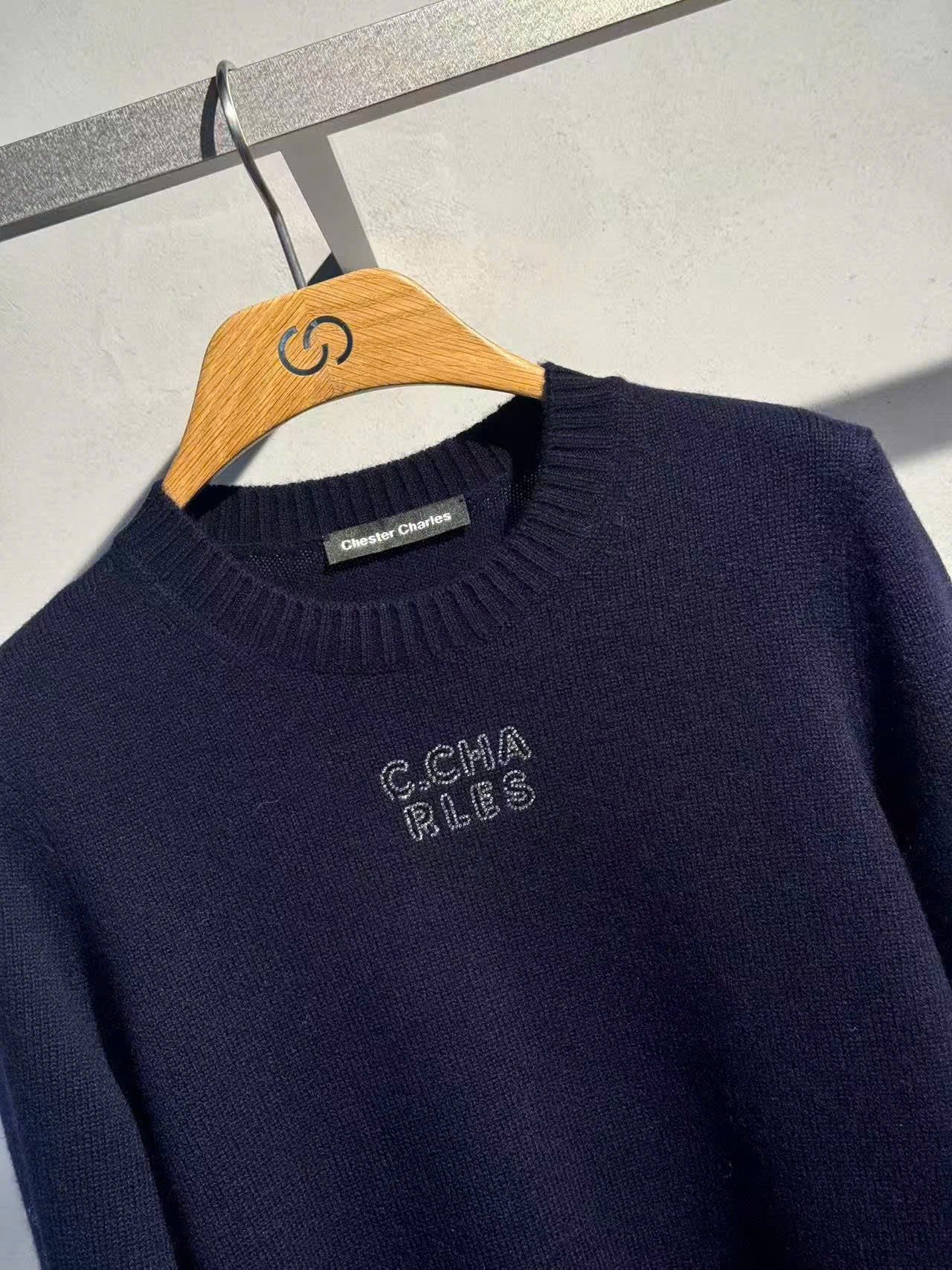  Áo len dài tay navy chữ CC ngực 
