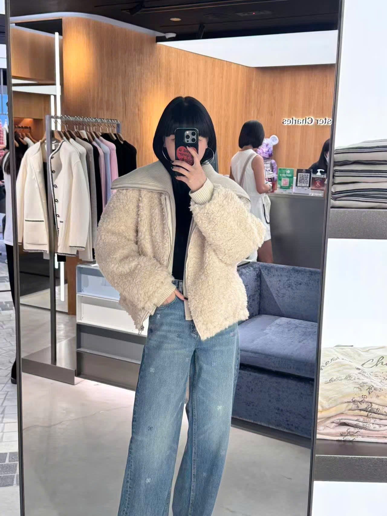  2.Áo khoác lông màu be cổ bẻ khóa zip 