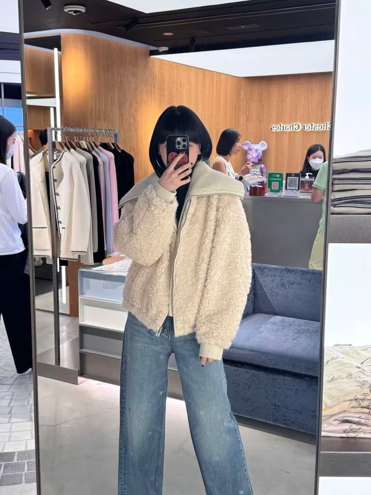  2.Áo khoác lông màu be cổ bẻ khóa zip 