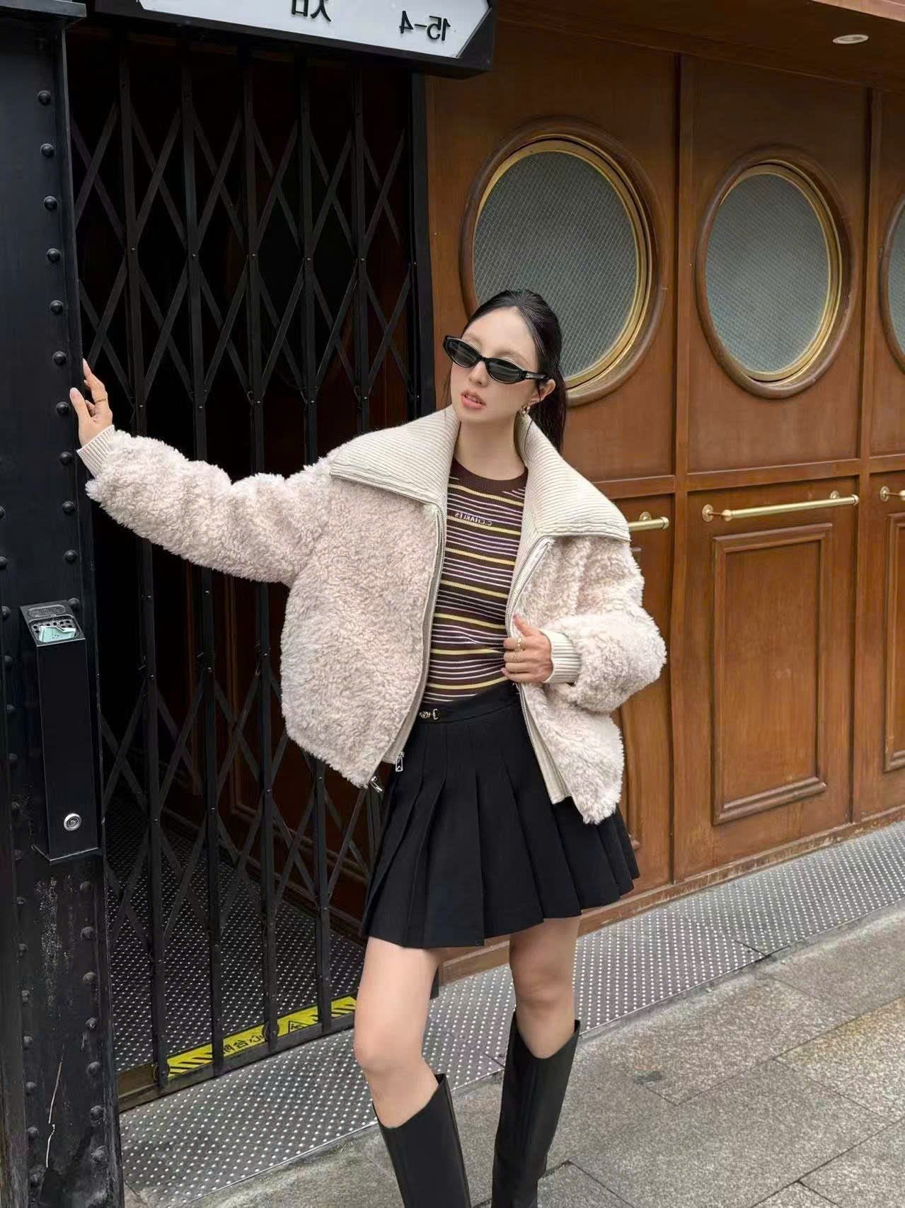  2.Áo khoác lông màu be cổ bẻ khóa zip 