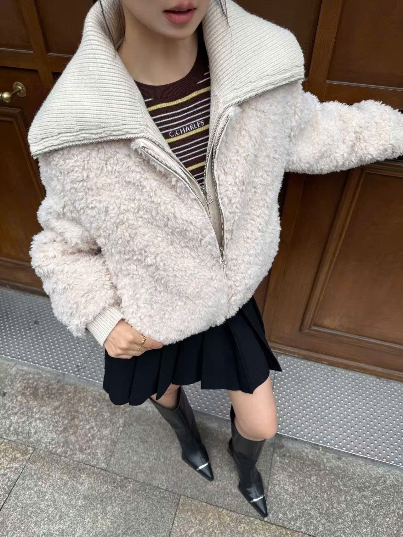  2.Áo khoác lông màu be cổ bẻ khóa zip 