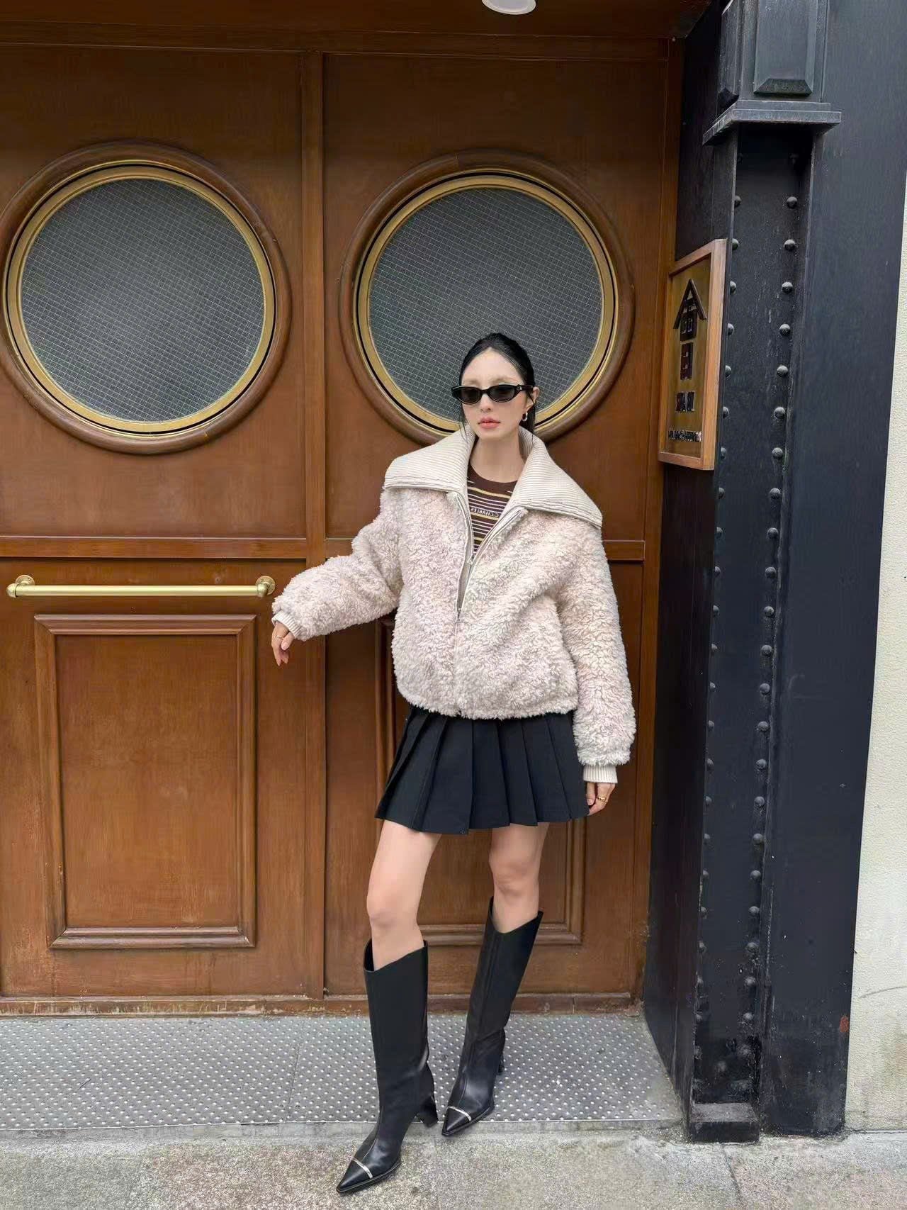  2.Áo khoác lông màu be cổ bẻ khóa zip 