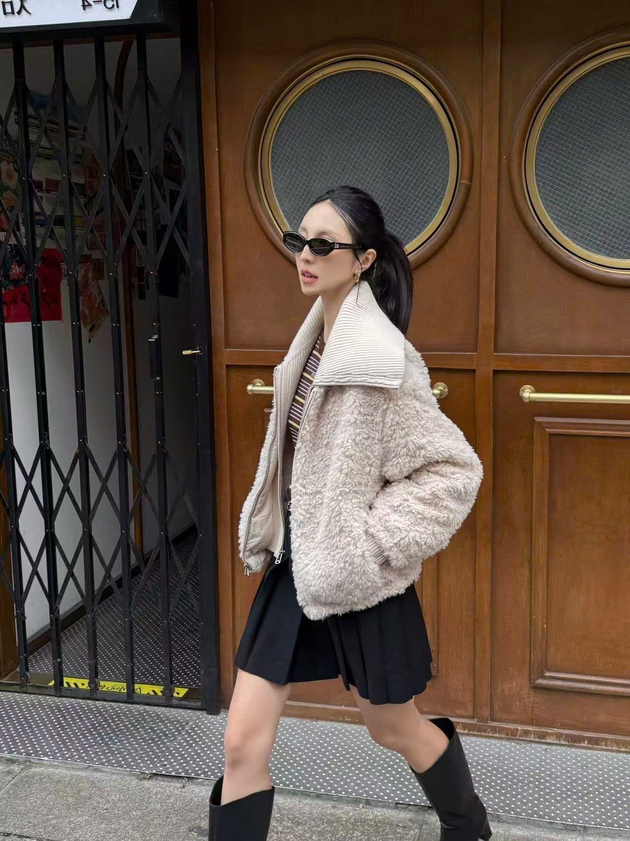  2.Áo khoác lông màu be cổ bẻ khóa zip 