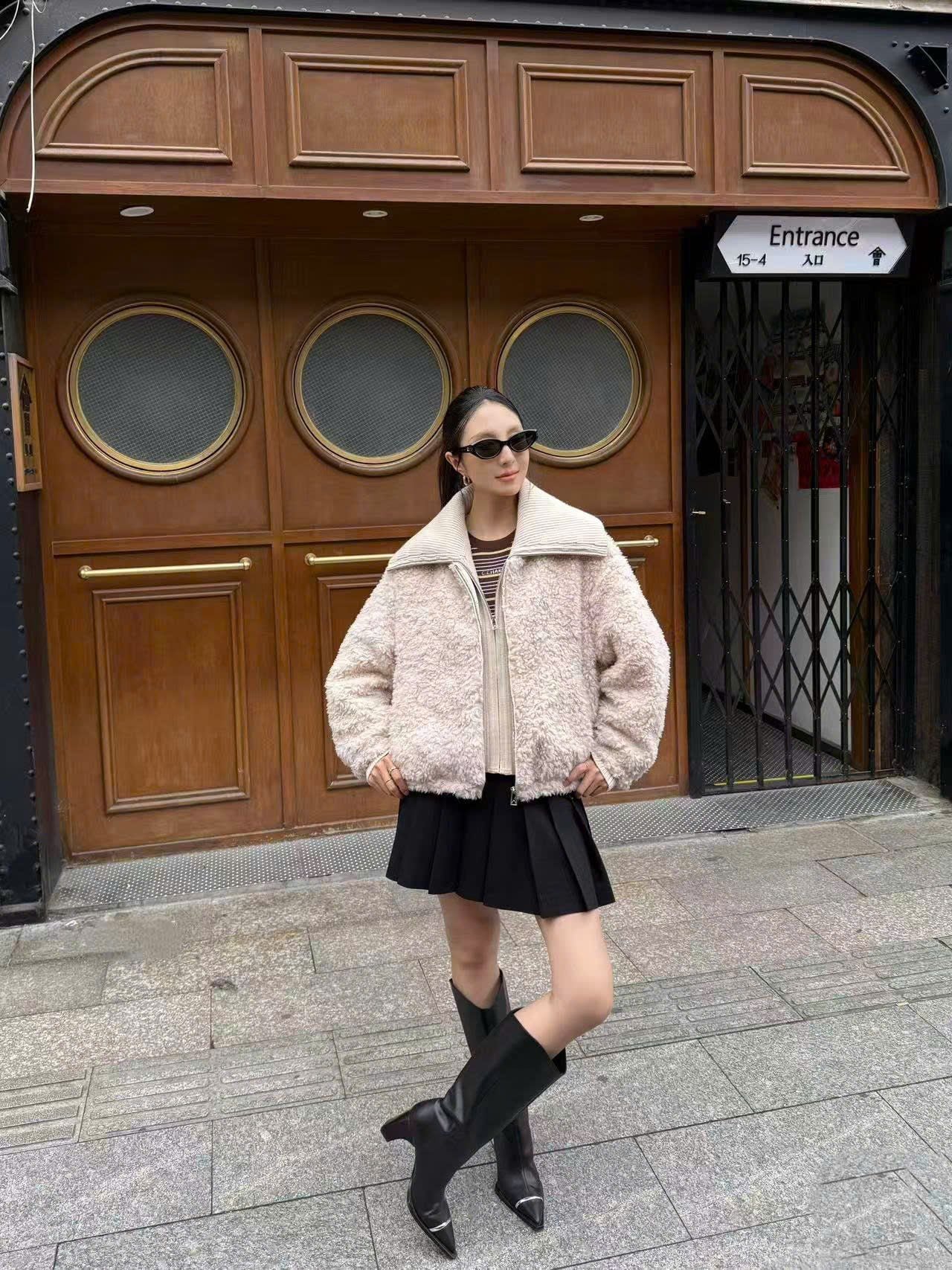  2.Áo khoác lông màu be cổ bẻ khóa zip 