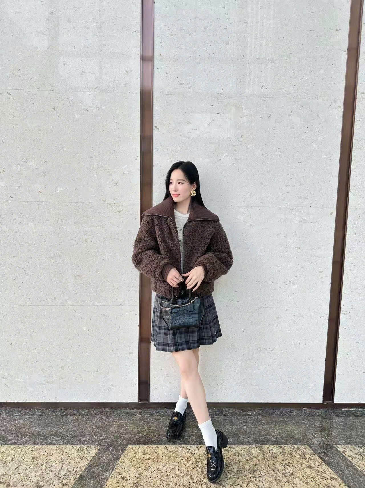  Áo khoác lông màu nâu cổ bẻ khóa zip 