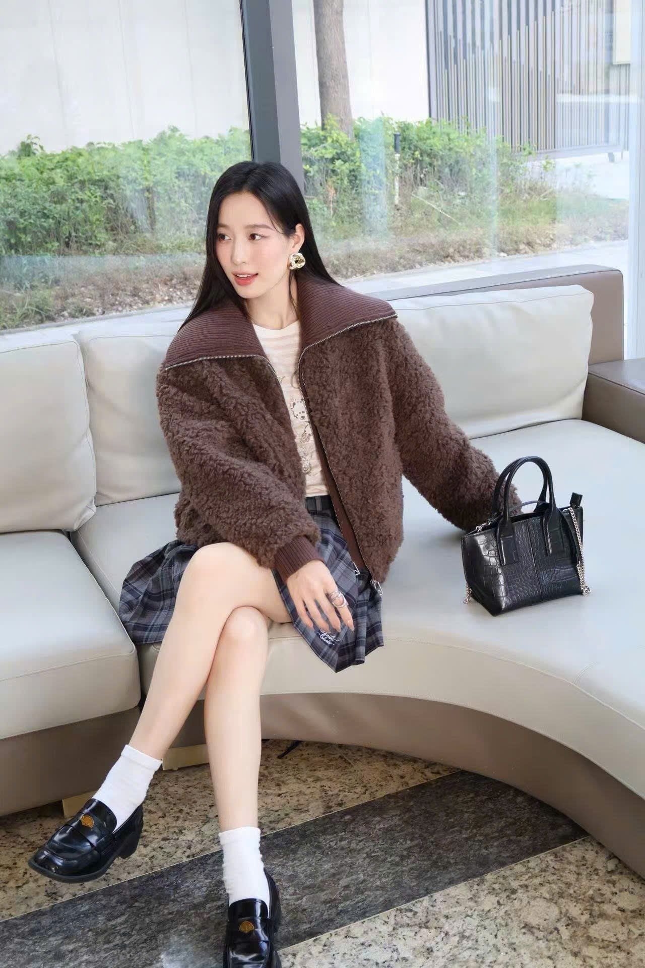  Áo khoác lông màu nâu cổ bẻ khóa zip 