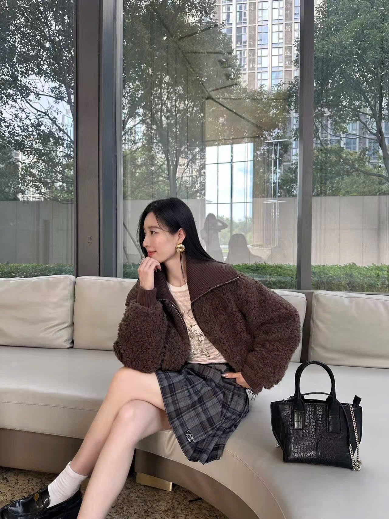  Áo khoác lông màu nâu cổ bẻ khóa zip 