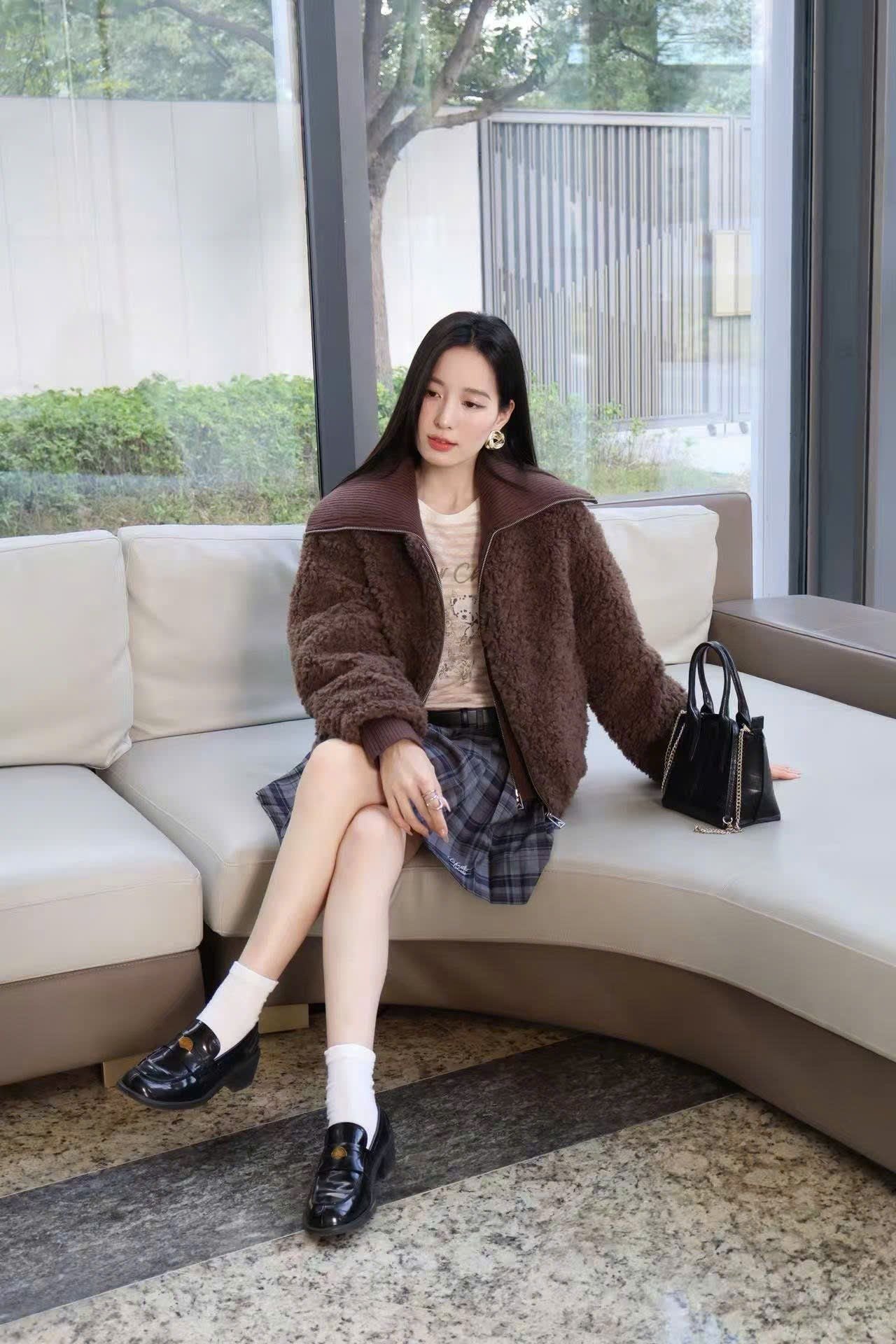  Áo khoác lông màu nâu cổ bẻ khóa zip 