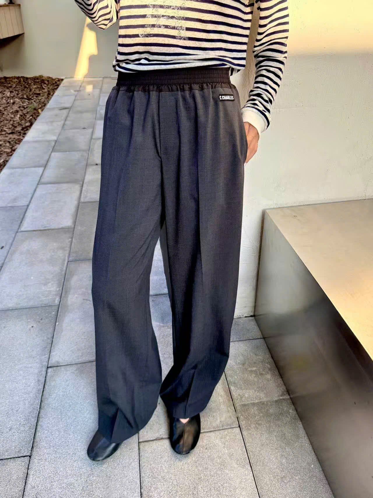  Quần vải xám đậm cạp chun, chữ dưới cạp 