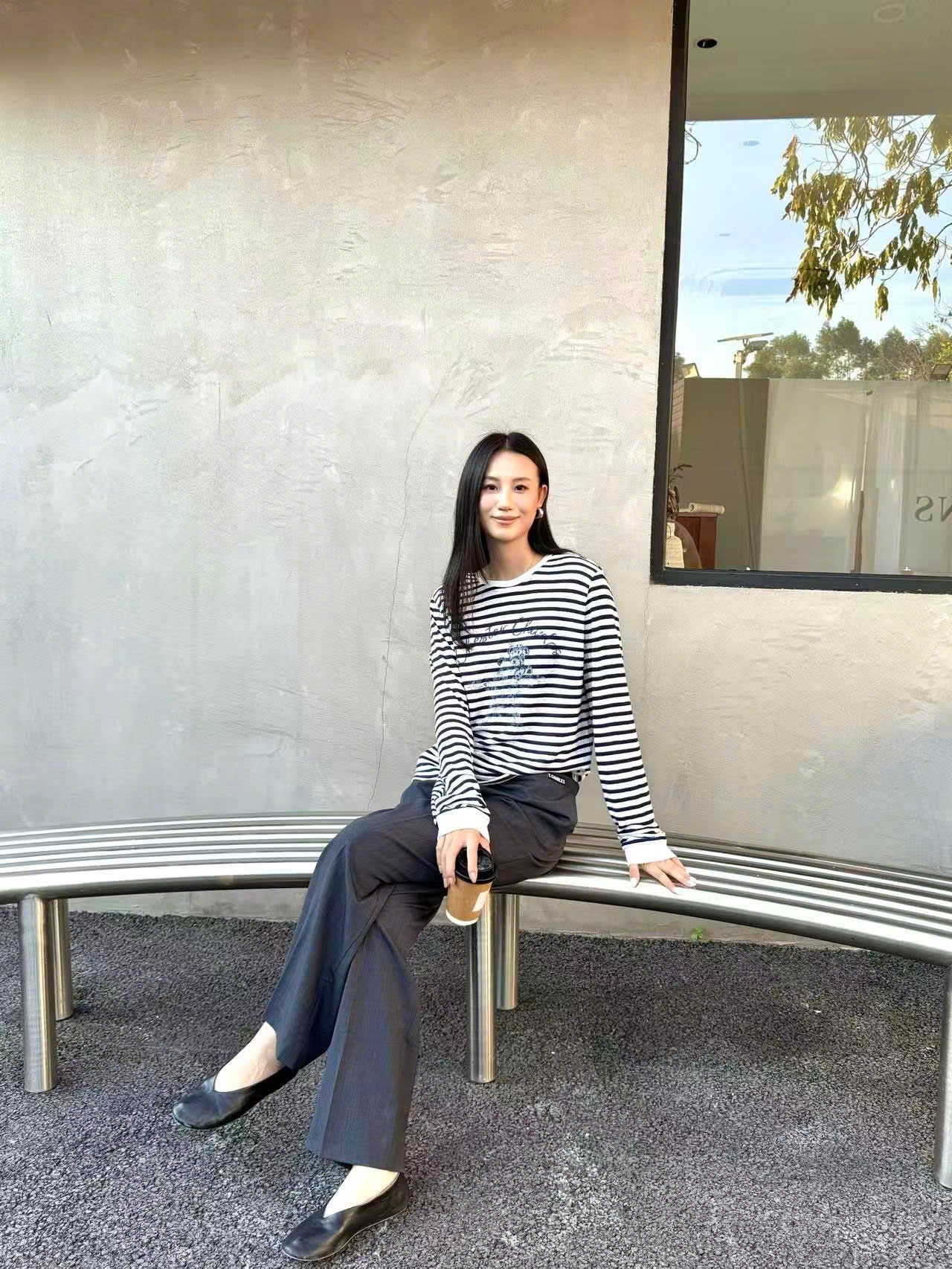  Quần vải xám đậm cạp chun, chữ dưới cạp 