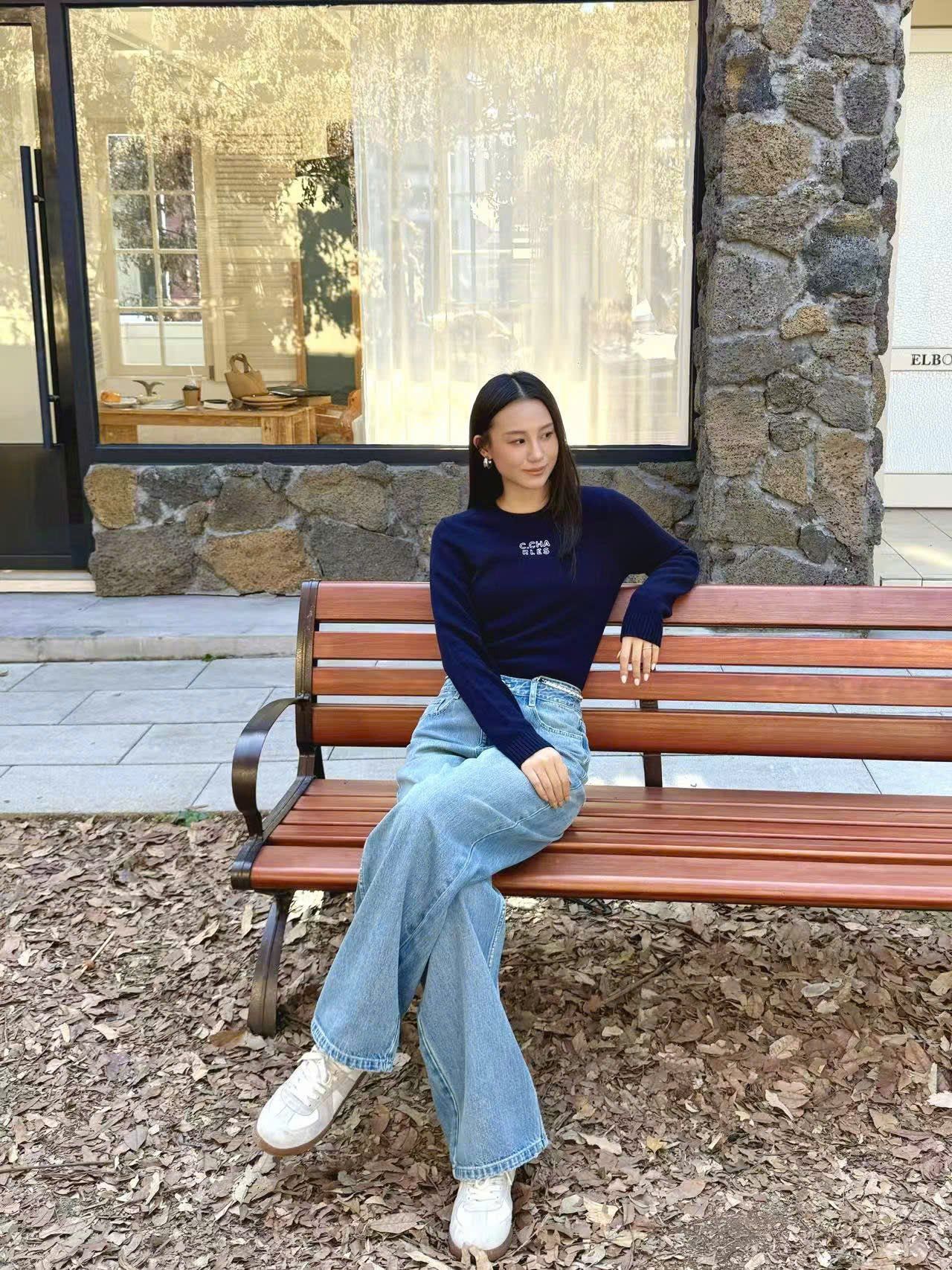  Áo len dài tay navy chữ CC ngực 