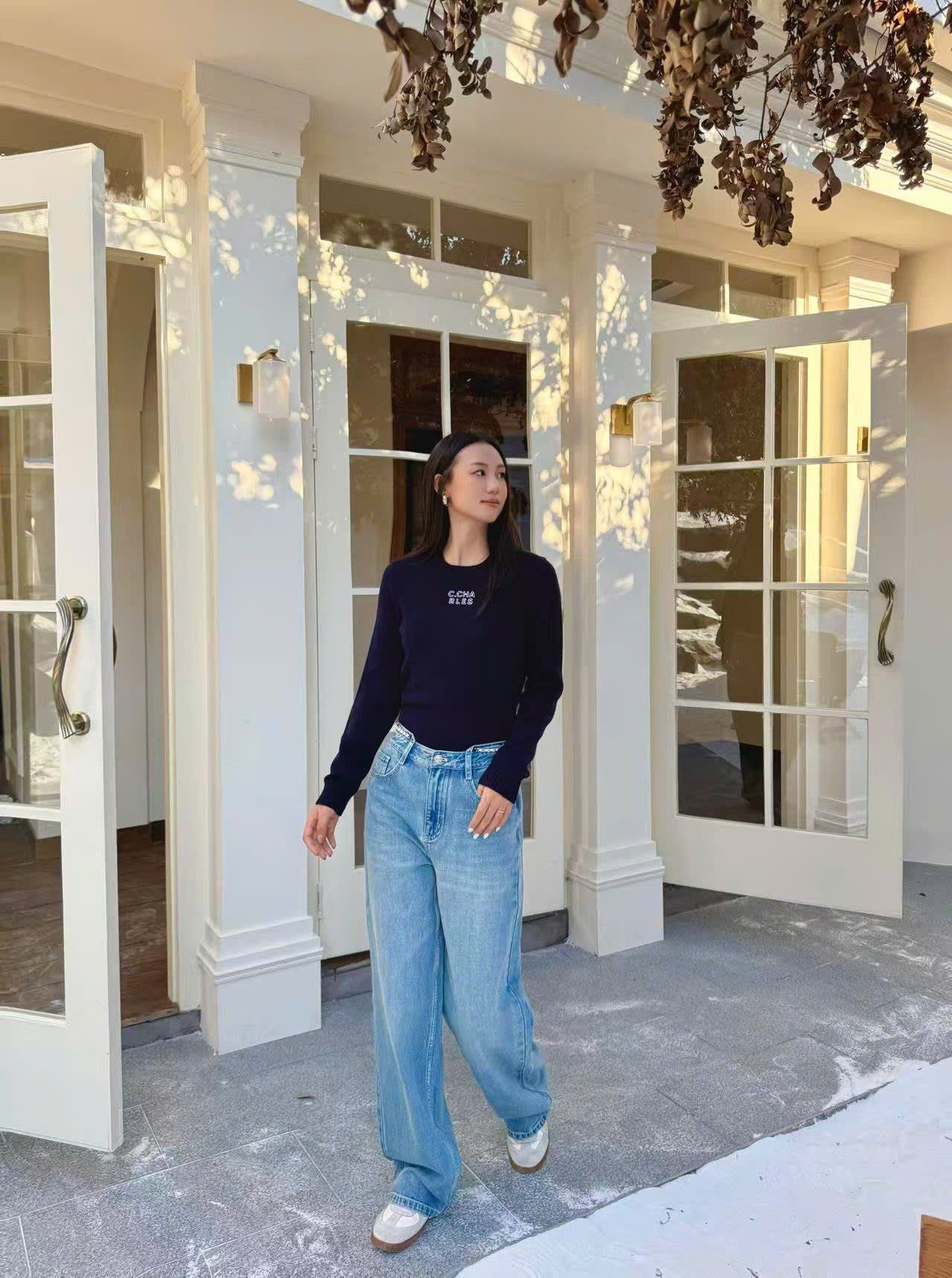  Áo len dài tay navy chữ CC ngực 