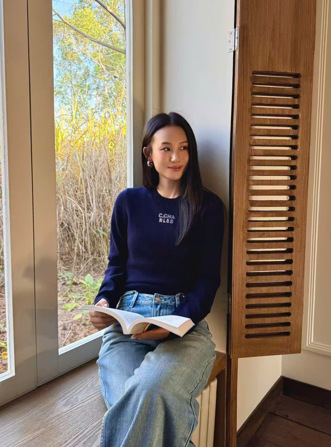  Áo len dài tay navy chữ CC ngực 