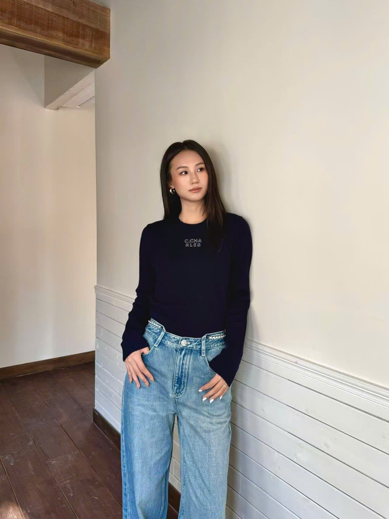  Áo len dài tay navy chữ CC ngực 