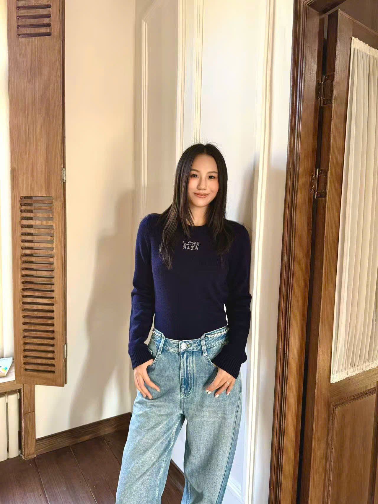  Áo len dài tay navy chữ CC ngực 