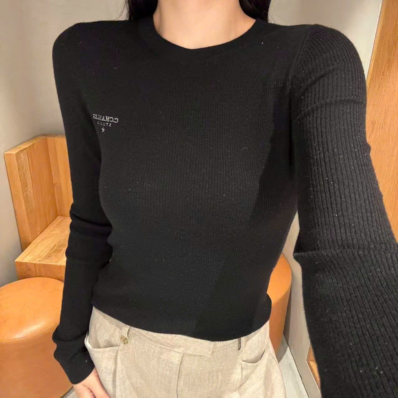  Áo len đen dài tay chữ CC nhỏ 1 bên 