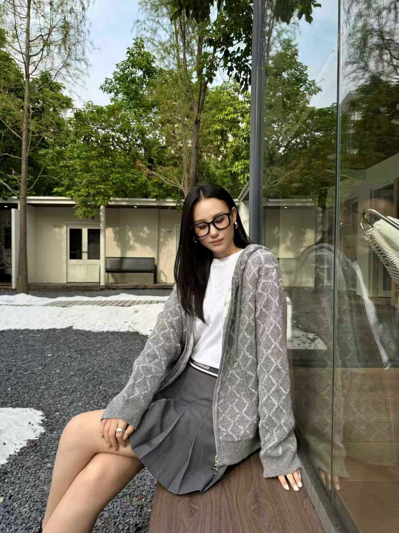  Áo khoác có mũ xám kẻ thoi dáng dài 