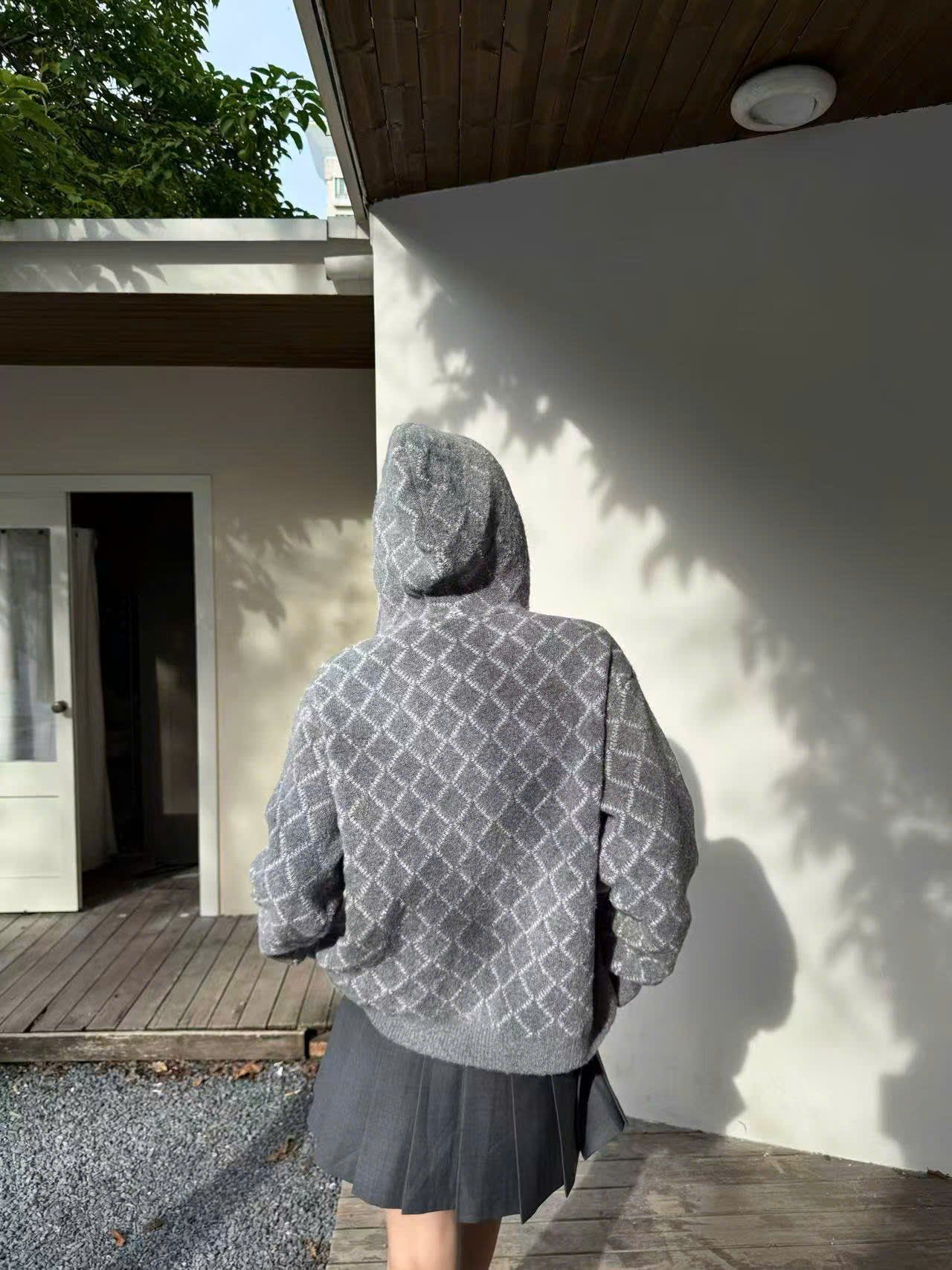  Áo khoác có mũ xám kẻ thoi dáng dài 