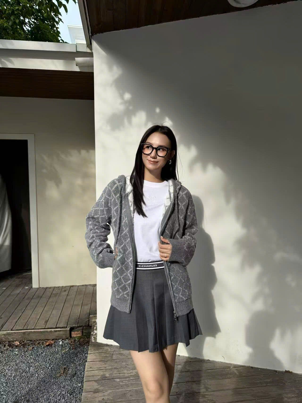  Áo khoác có mũ xám kẻ thoi dáng dài 