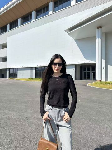  1.Áo đen dài tay mỏng ren 