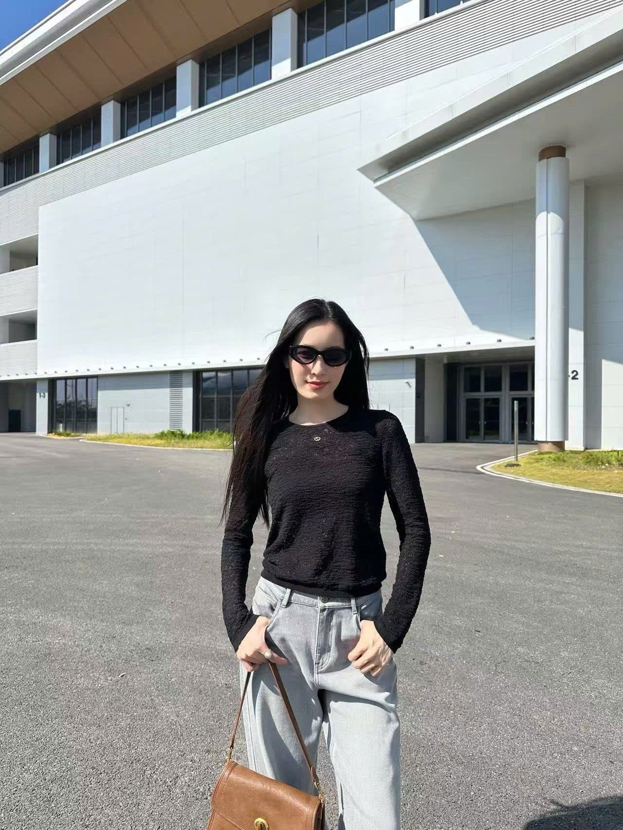  Áo đen dài tay mỏng ren 