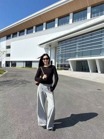  1.Áo đen dài tay mỏng ren 