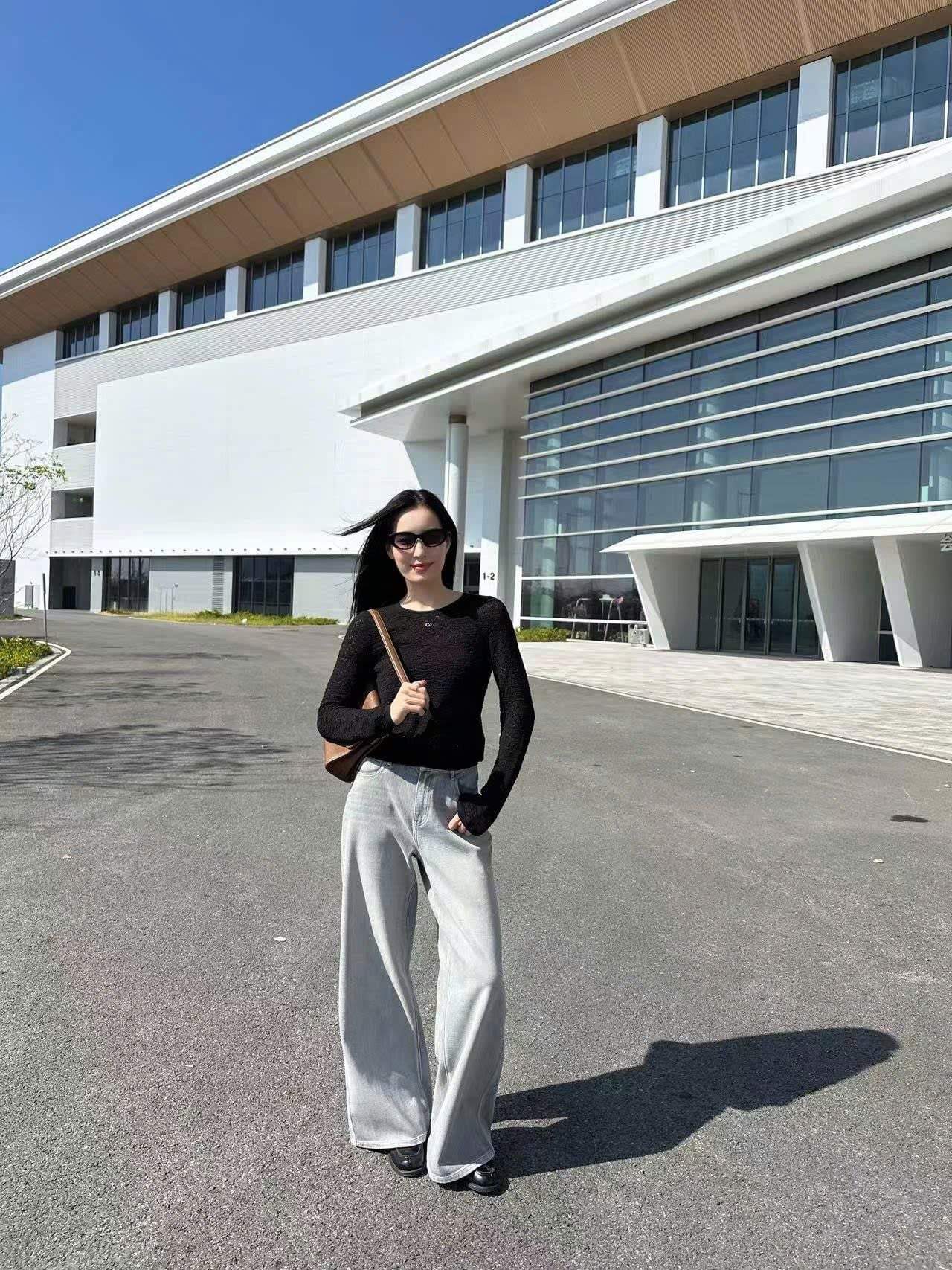  Áo đen dài tay mỏng ren 