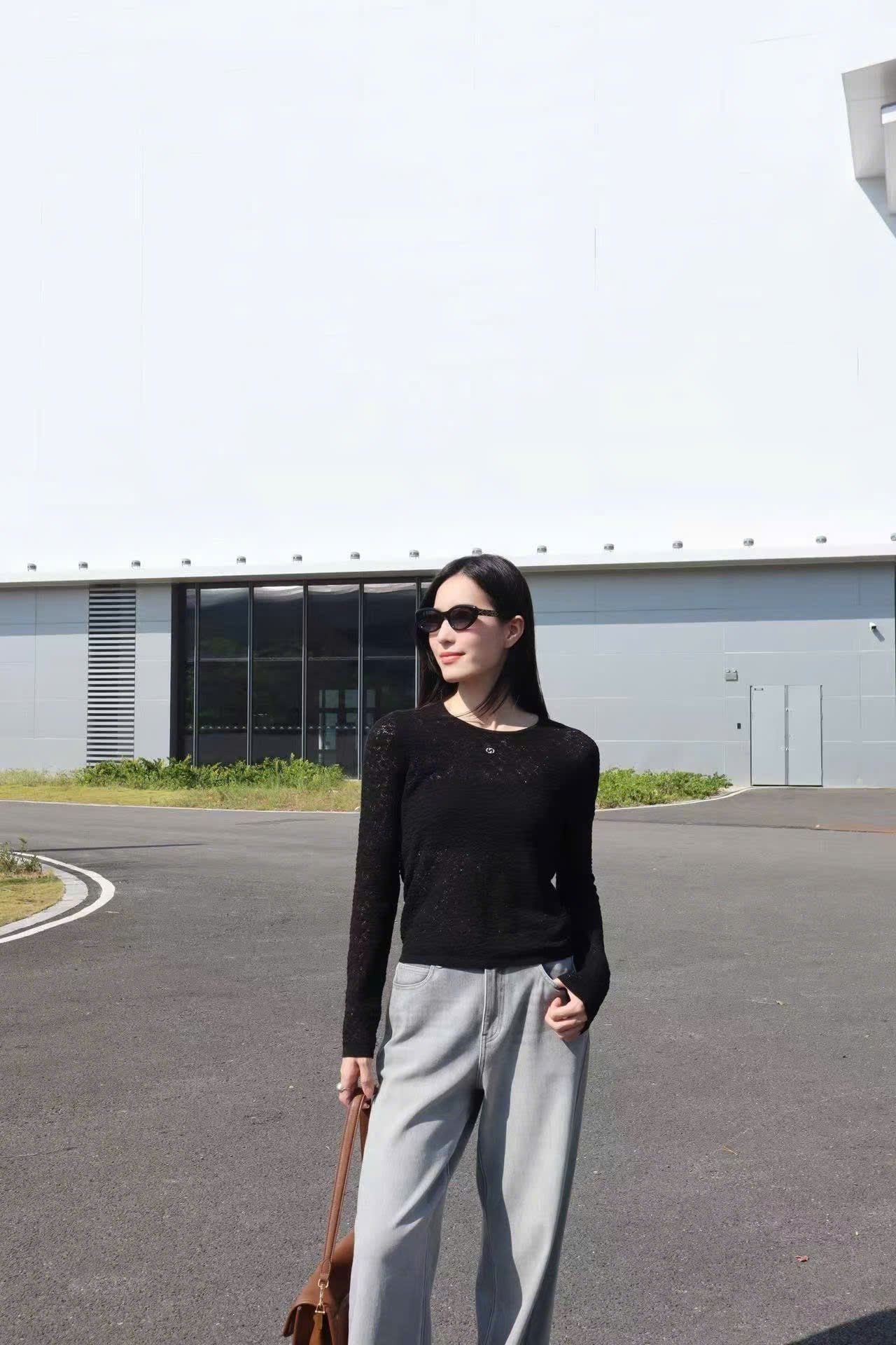  Áo đen dài tay mỏng ren 