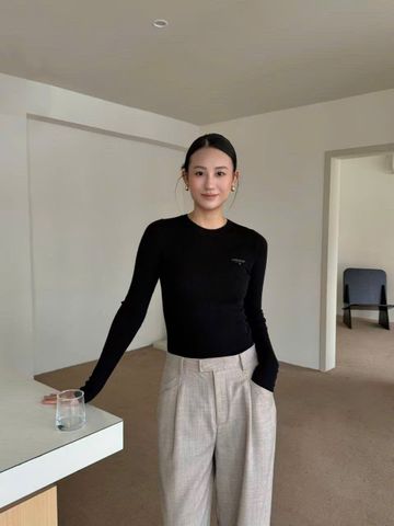  1.Áo len đen dài tay chữ CC nhỏ 1 bên 