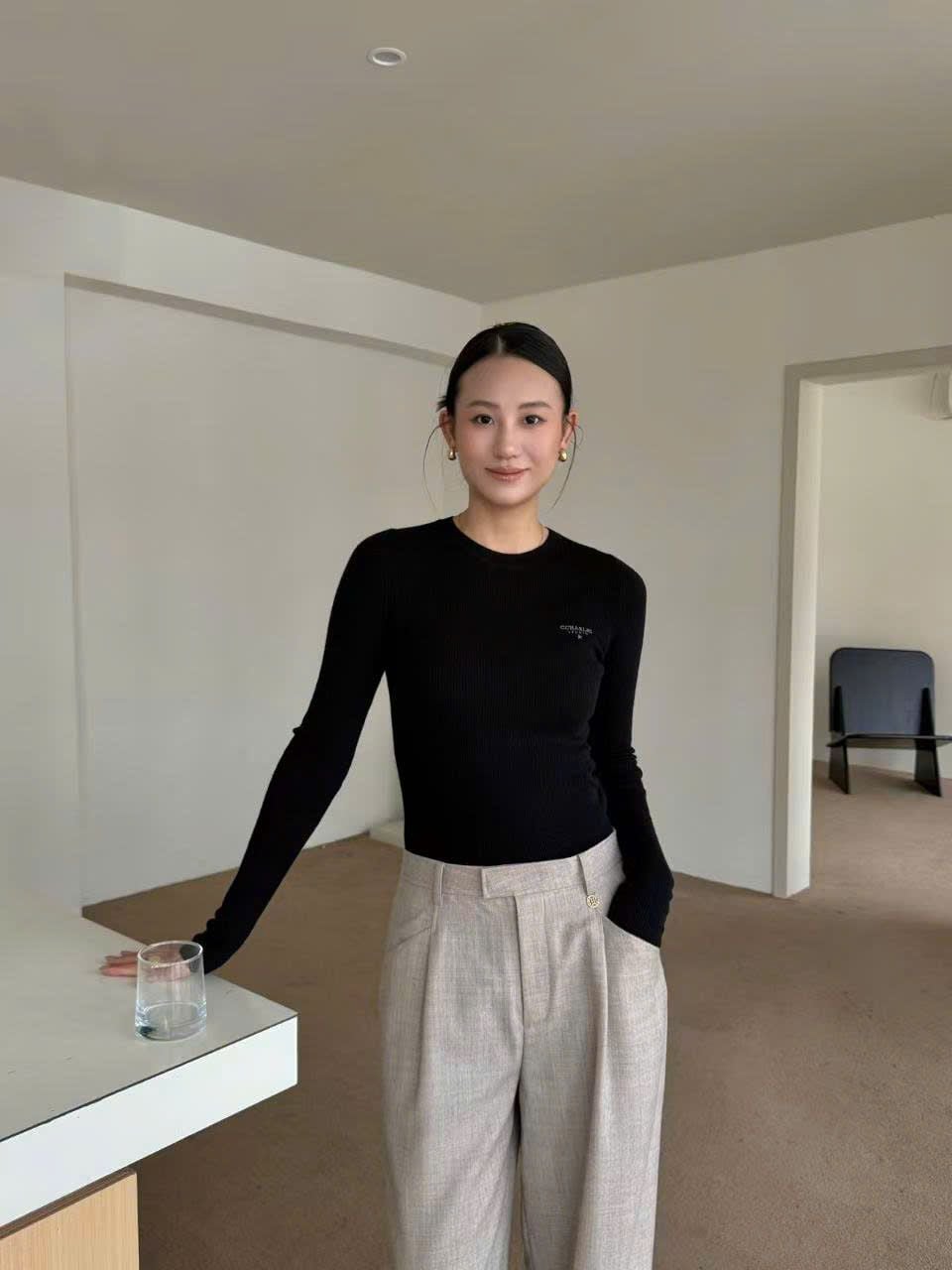  Áo len đen dài tay chữ CC nhỏ 1 bên 