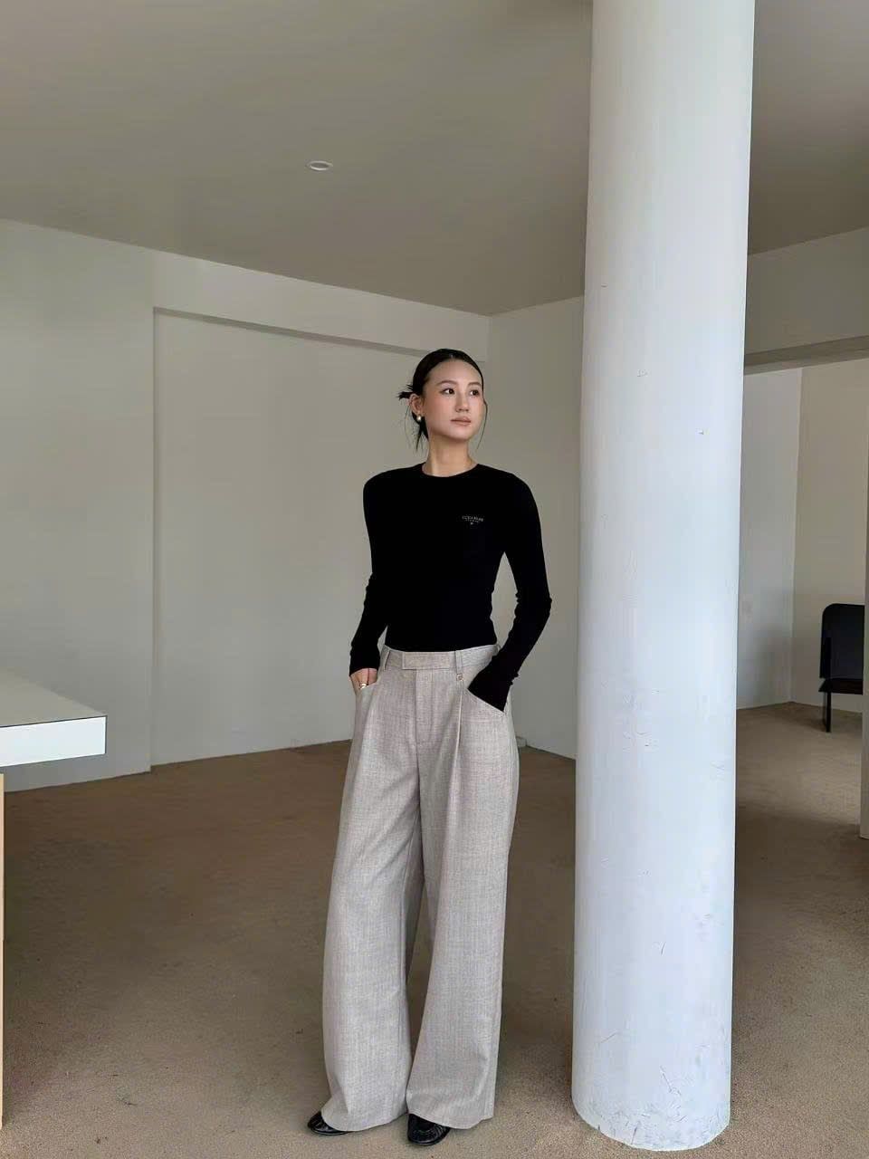  Áo len đen dài tay chữ CC nhỏ 1 bên 