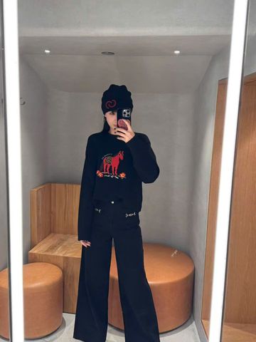  Áo len đen ngựa đỏ 