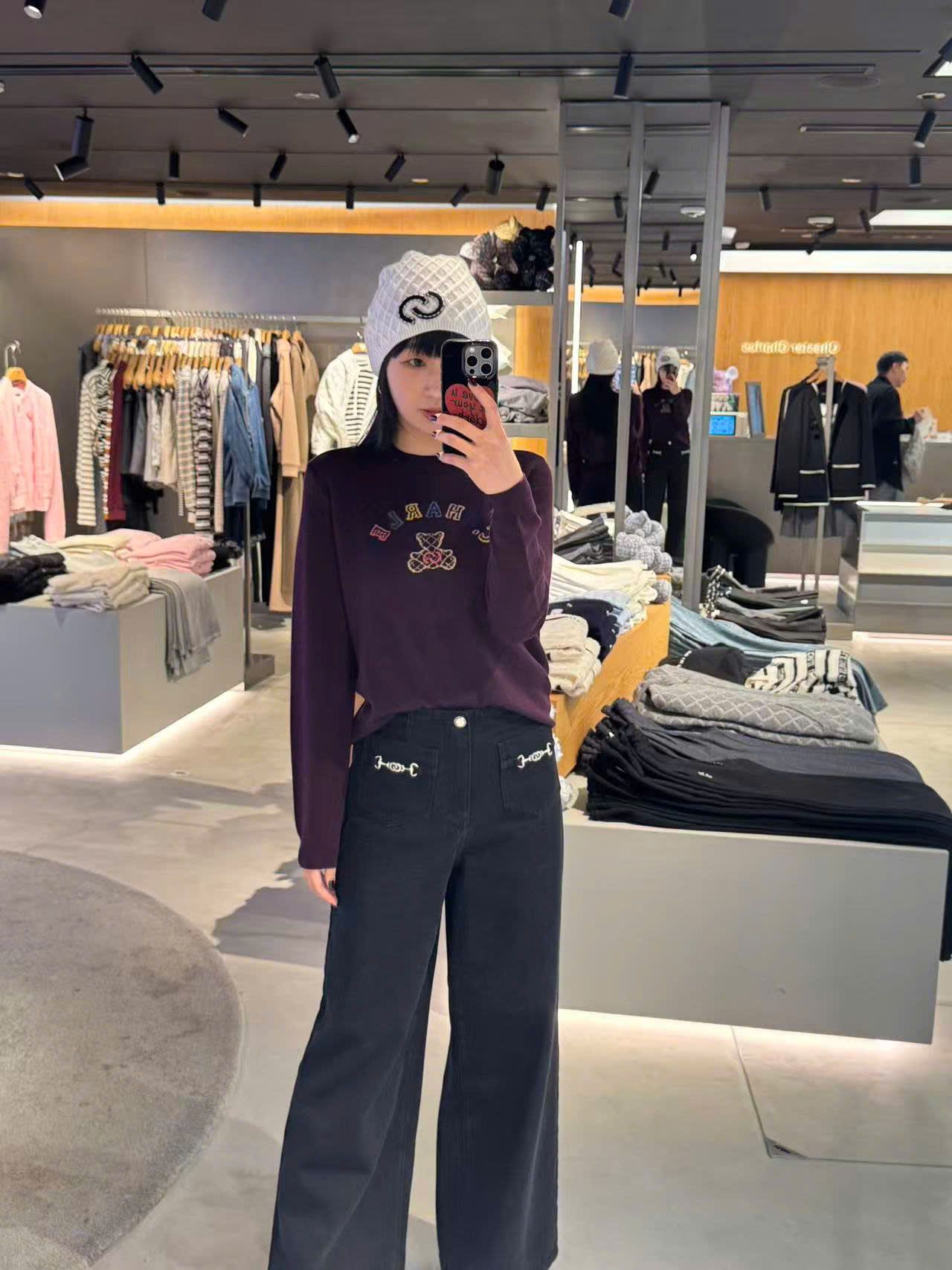  Áo len đỏ logo chữ và gấu sắc màu ngực 