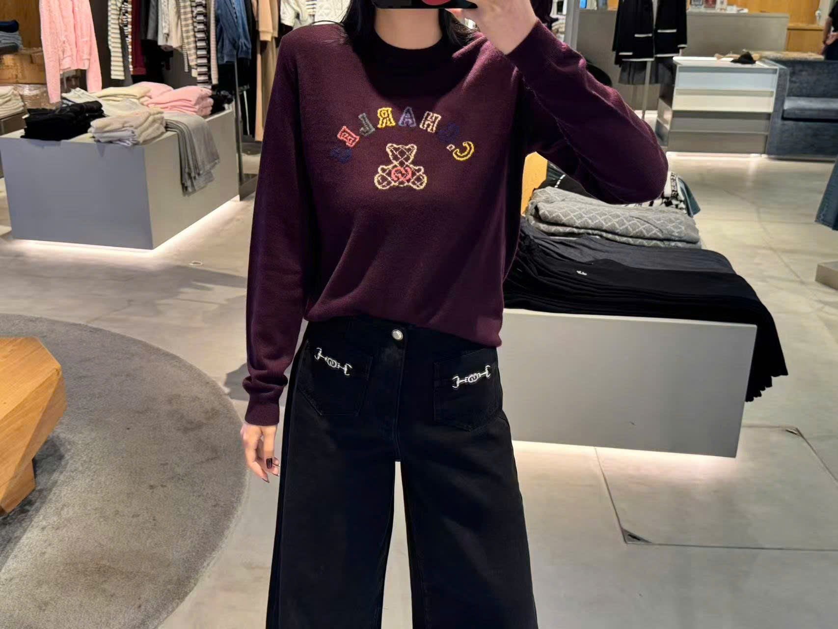  Áo len đỏ logo chữ và gấu sắc màu ngực 