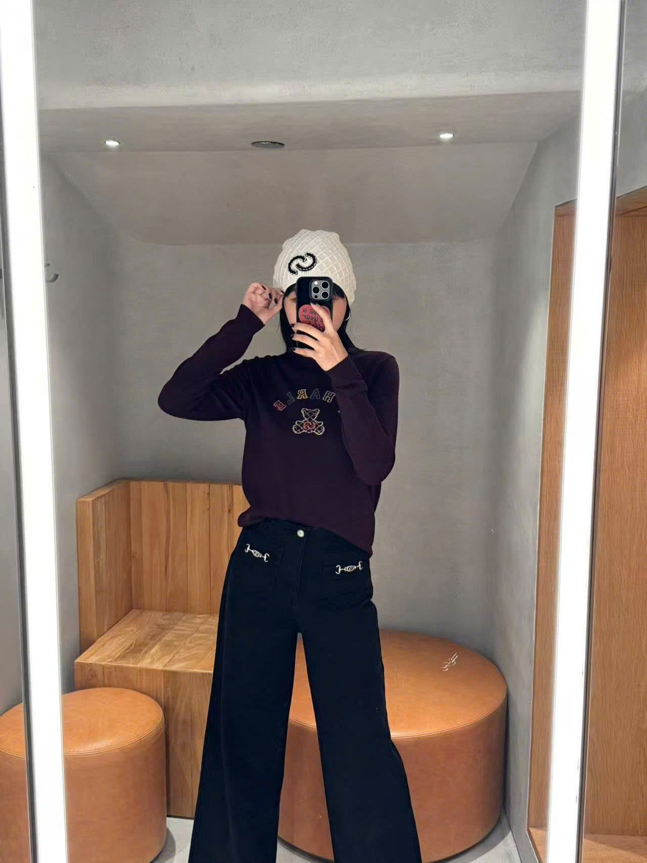  Áo len đỏ logo chữ và gấu sắc màu ngực 