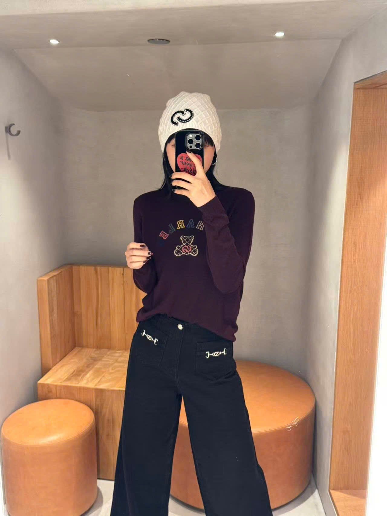  Áo len đỏ logo chữ và gấu sắc màu ngực 