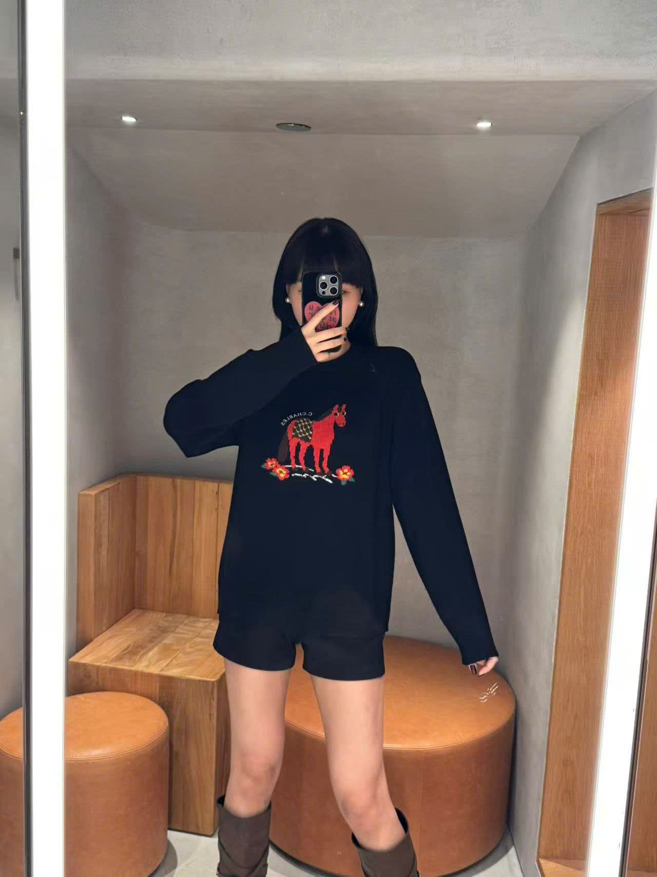  Quần sooc vải đen, kim tuyến 2 bên 