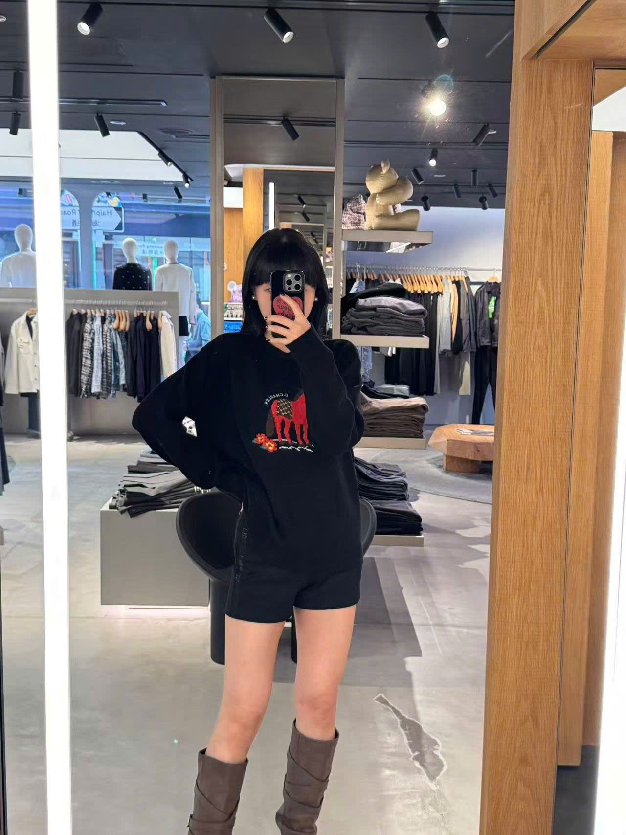  Quần sooc vải đen, kim tuyến 2 bên 