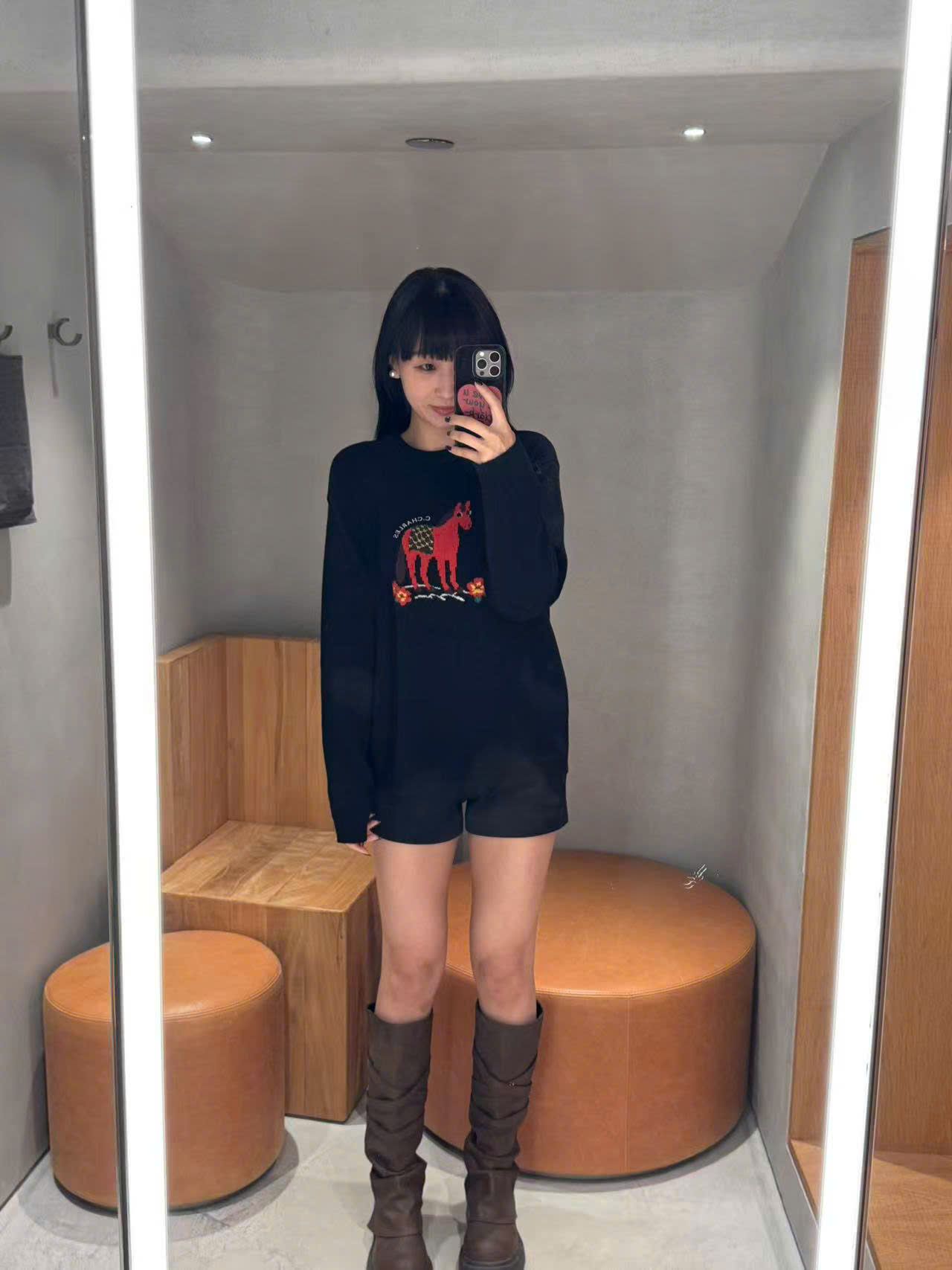  Quần sooc vải đen, kim tuyến 2 bên 