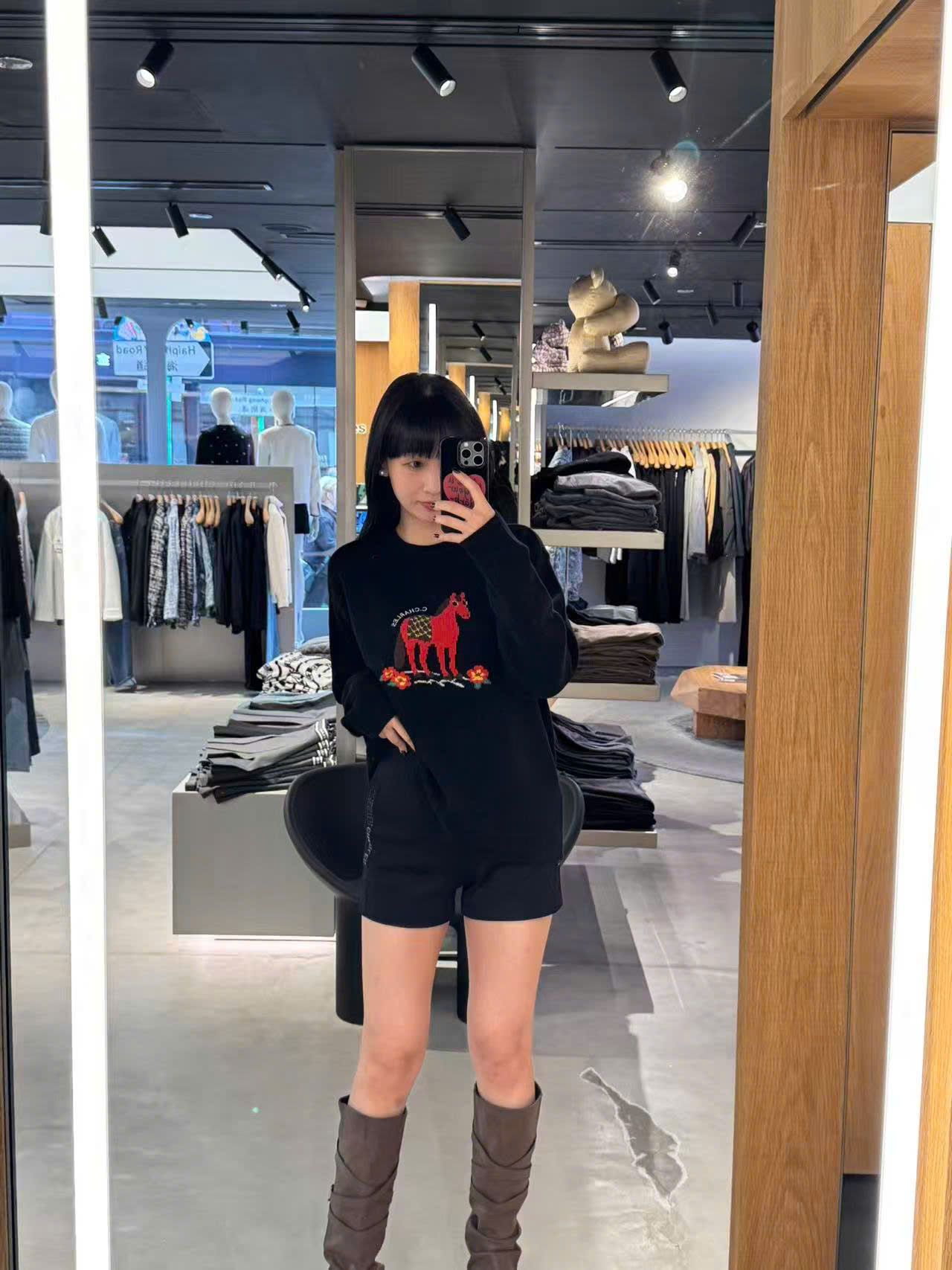  Quần sooc vải đen, kim tuyến 2 bên 