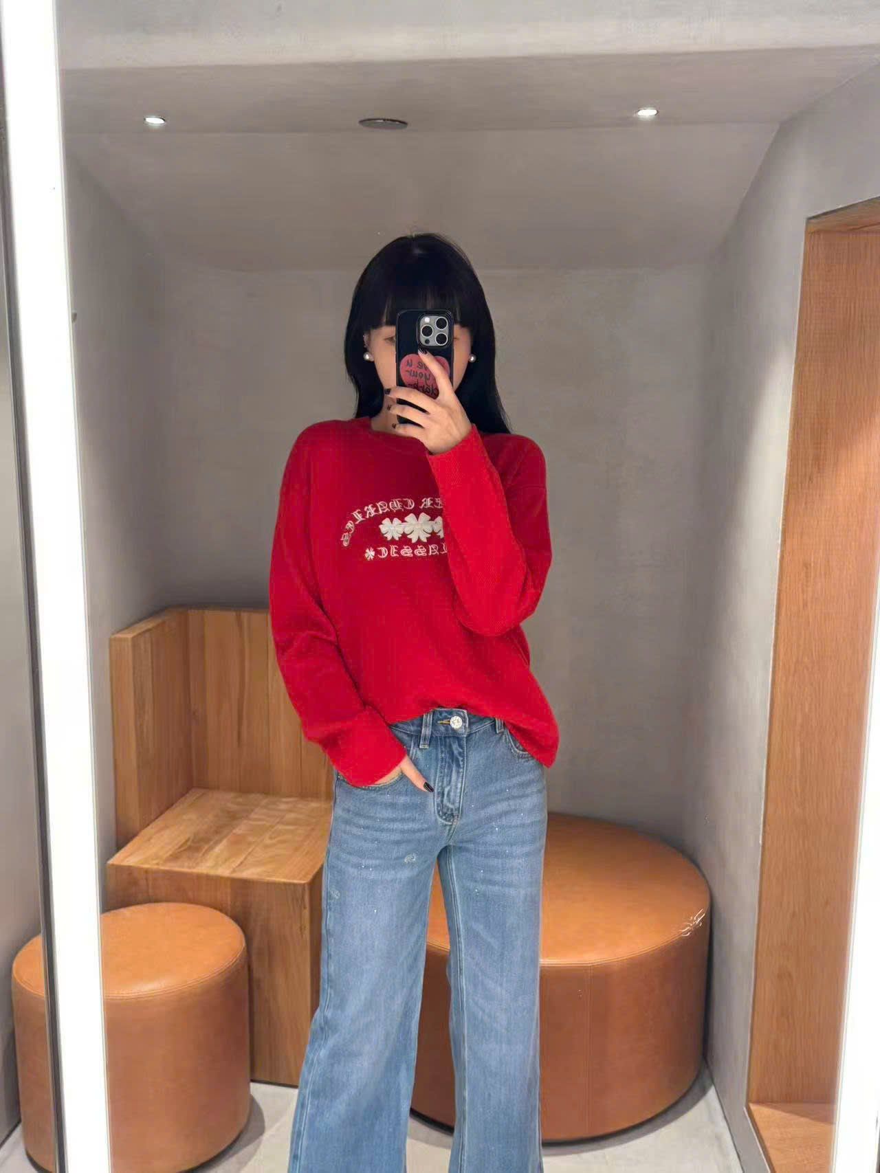  Áo dài tay đỏ logo chữ hoa CH ngực 