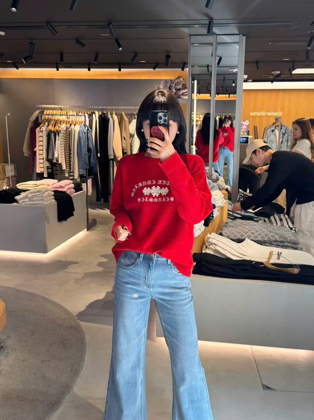  Áo dài tay đỏ logo chữ hoa CH ngực 