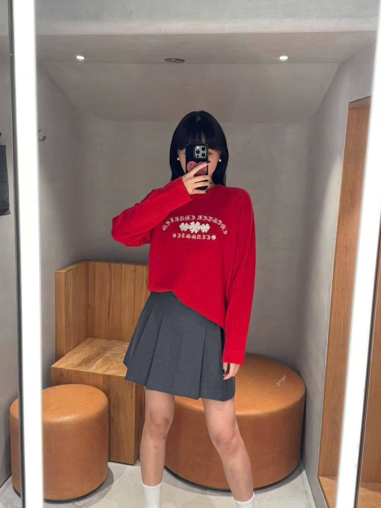  Áo dài tay đỏ logo chữ hoa CH ngực 