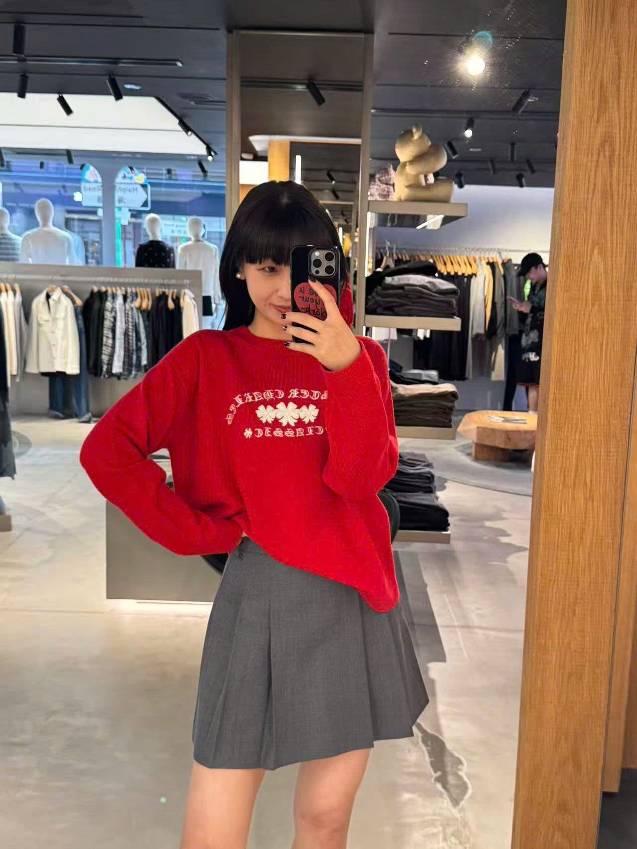  Áo dài tay đỏ logo chữ hoa CH ngực 